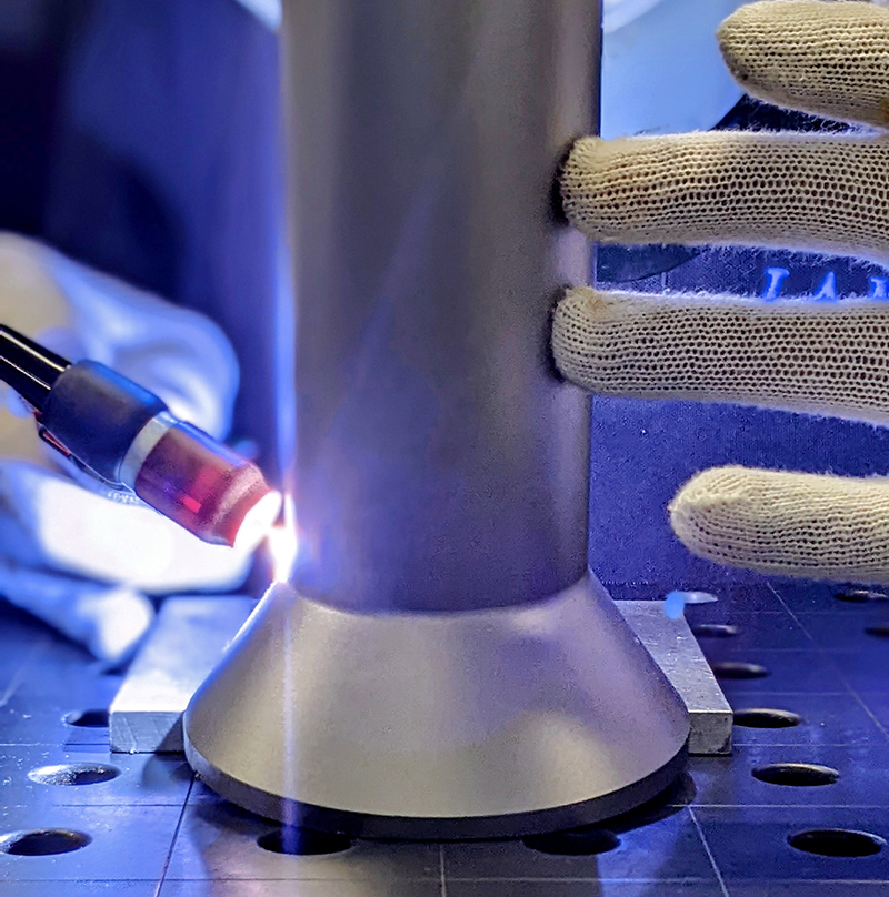 Lavorazione di un componente metallico nell’officina LA.ME.